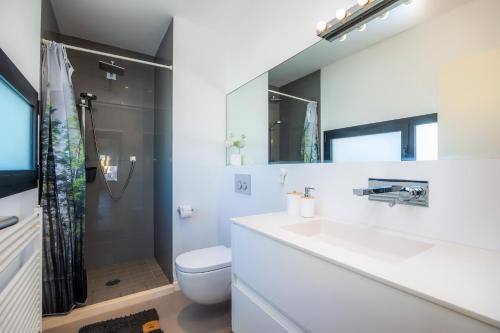a bathroom with a toilet and a sink and a shower at Es Nautic in Porto Cristo