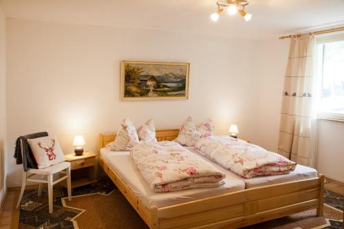 a bedroom with a bed and a window at Haus zur Bienenweide in Schömberg