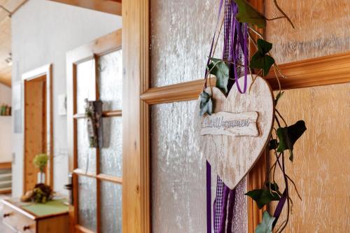 a wooden heart hanging on a wall at Haus Müller in Böhringen