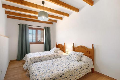 a bedroom with two beds and a window at Casa Marhec in Sauzal
