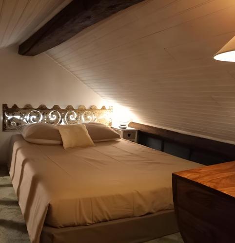 a bedroom with a bed and a table at Maisonnette Cocooning en Sologne in Gy-en-Sologne