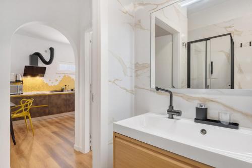 a bathroom with a sink and a mirror at Honey Home With Parking in Laives