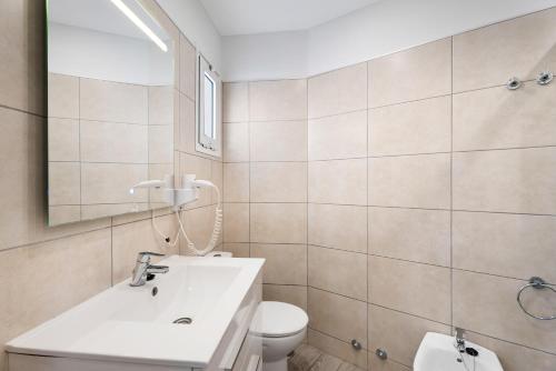 a bathroom with a sink and a toilet at Las Flores 407 in Playa Fañabe