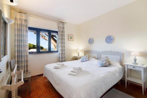 a bedroom with a bed with towels on it at Casa Allan in Vale do Lobo