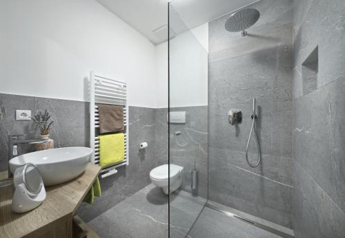 a bathroom with a shower and a toilet and a sink at Langeshof Fewo Abendrot in Caines
