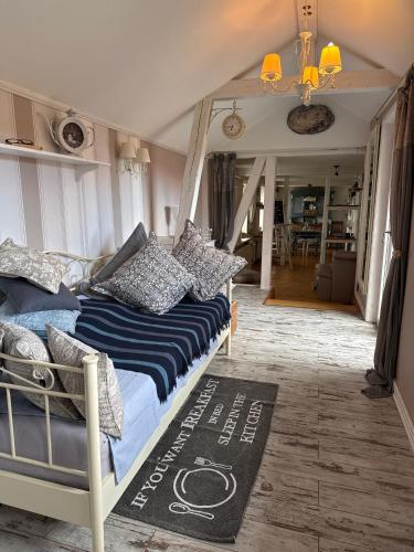 a bedroom with a bed with blue sheets and a rug at Thüringer Landidyll in Bösleben-Wüllersleben
