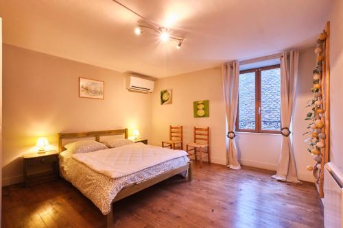 a bedroom with a bed and a window at Gîte Les Dames in Mens