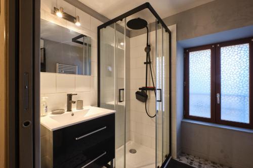 a bathroom with a sink and a shower at Gîte Les Dames in Mens