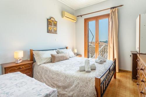 a bedroom with two beds and a window at Victoria's House in Gaios