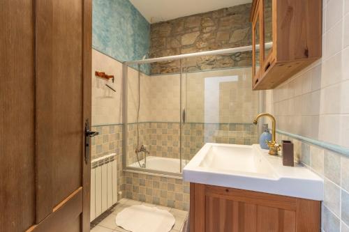 a bathroom with a sink and a tub at Ca La Pascola in Guimerá
