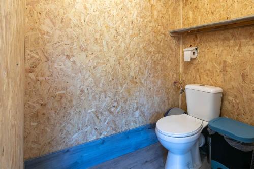 a bathroom with a toilet in a room at Glycine in Paimpol