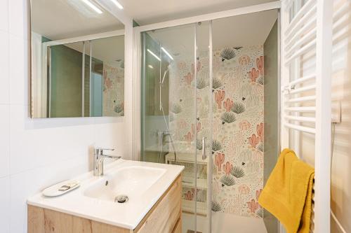 a bathroom with a sink and a shower at Gite La Grange Hulotte in Chaillé-les-Marais