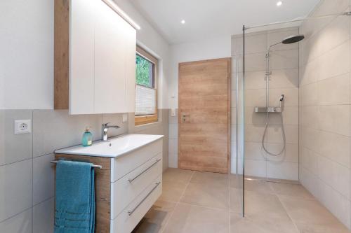 a bathroom with a sink and a shower at Ferienwohnung Burgblick in Biberach