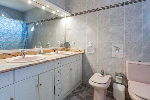 a bathroom with two sinks and a toilet at Tresa in Lloret de Mar