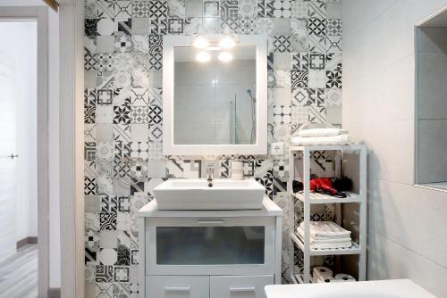 a bathroom with a sink and a mirror at Piso Pablo in Barbate