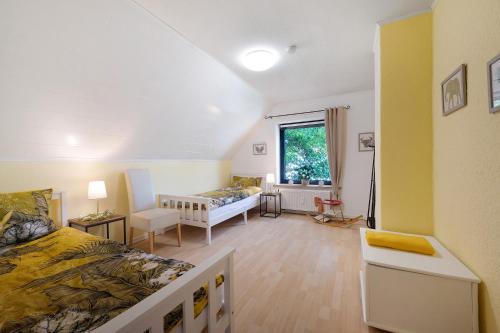 a small room with two beds and a window at Harmonie Hof in Oyten