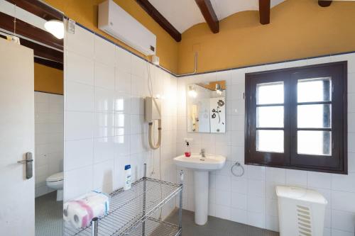 a bathroom with a sink and a toilet at Masia Cal Vies in Castellví de la Marca