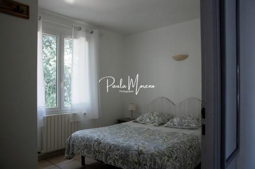 a bedroom with a bed and a window at Gite Domaine Viticole, Pellerin in Montbrison-sur-Lez