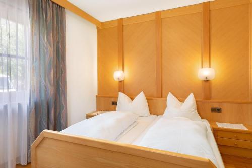 a bedroom with two white pillows on a bed at Mayr Apartments Eins in Plaus