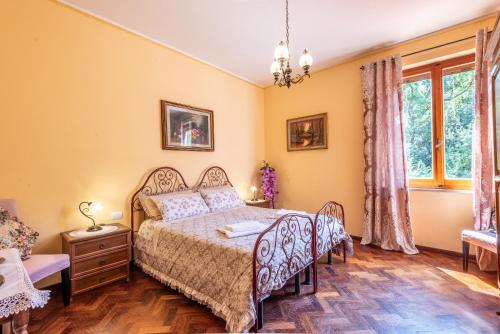 a bedroom with a bed and a window at Casa San Francesco Rapolano in Rapolano Terme