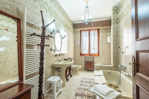 a bathroom with a tub and a toilet and a sink at Casa San Francesco Rapolano in Rapolano Terme