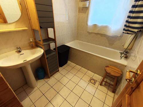 a bathroom with a sink and a tub and a toilet at Chalet paisible à Mauroux in Mauroux