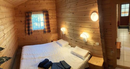 a bedroom with a bed in a log cabin at Chalet paisible à Mauroux in Mauroux