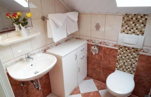 uma casa de banho com um WC e um lavatório em Top Hotel Edingen em Edingen-Neckarhausen