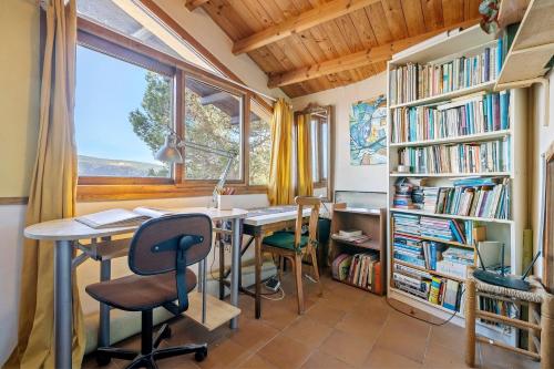 a home office with a desk and chairs and a window at Casa Mariti in Mont-ral