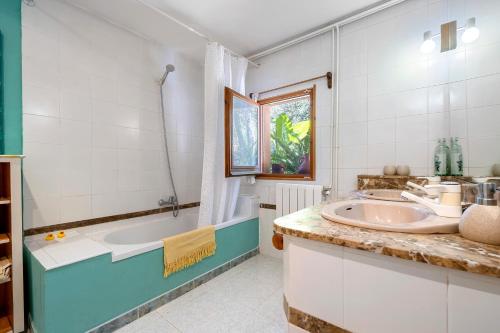 a bathroom with a tub and a sink at Casa Mariti in Mont-ral