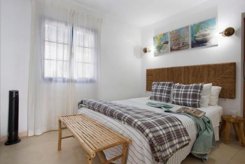 a bedroom with a bed and a window at Los Morros in Punta Mujeres