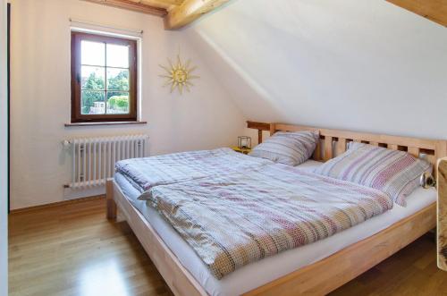 a bedroom with a bed and a window at Ferien im Fachwerk in Bermatingen