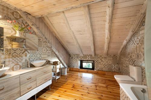 a bathroom with two sinks and a wooden ceiling at Regalate Paz in Estallo