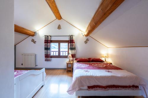 a bedroom with a bed and a window at Chalet les églantiers in Valloire