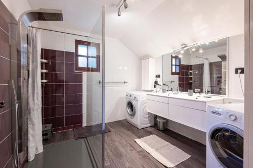 a bathroom with a washing machine and a washer and dryer at Chalet les églantiers in Valloire