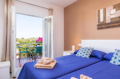 a bedroom with two beds and a balcony at Apartamento Socorro 39-1 in Felanitx