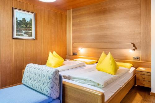 a small bedroom with two beds in a boat at Cesa Soramurat Appartamento 4 in Canazei