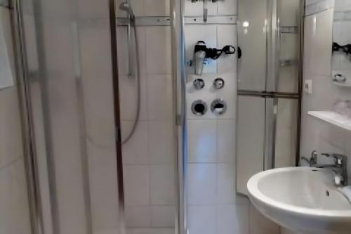 a bathroom with a shower and a sink at Ferienwohnung Zugspitze in Grainau