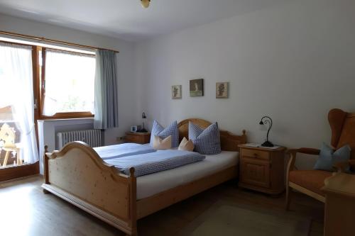 a bedroom with a bed and a window at Ferienwohnung Zugspitze in Grainau