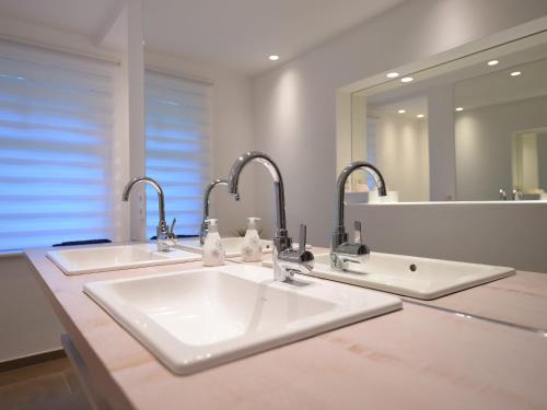a bathroom with two sinks and a mirror at Ferienwohnung Am Lennepark in Schmallenberg