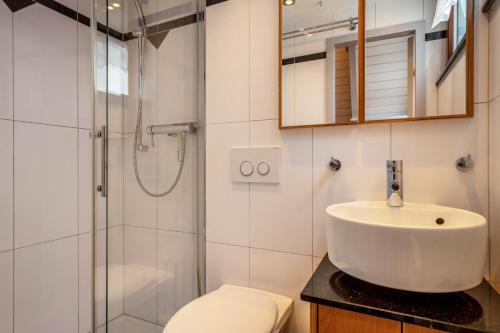 a bathroom with a sink and a shower and a toilet at Seeblick in Immenstaad am Bodensee