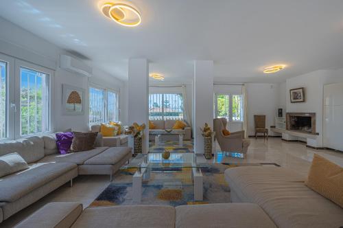 Marbella Villa 16 Persons -Pool