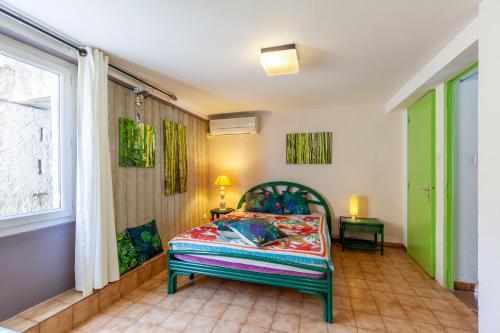a bedroom with a bed and a window at Villa L'Acanthe in Six-Fours-les-Plages