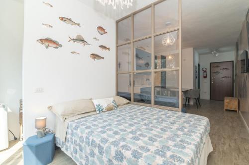 a bedroom with a bed with fishes on the wall at Appartamento Palau Alba in Palau