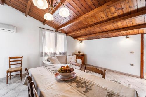 a dining room with a table with a bowl of fruit on it at Su Niu de Arbus in Arbus