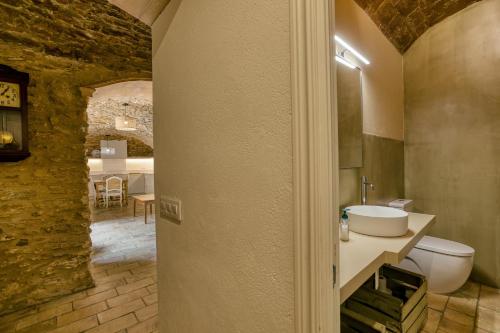 a bathroom with a sink and a toilet in a room at Apartamento en el centro in Begur