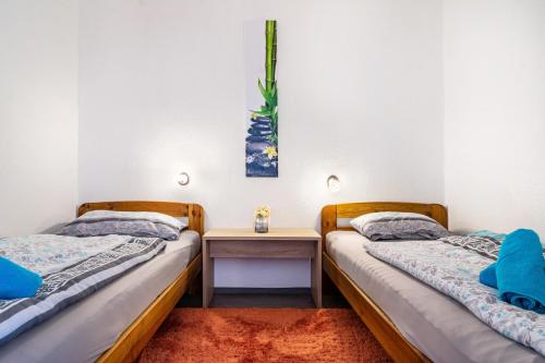 two beds sitting next to each other in a room at Räuberhöhle in Goslar