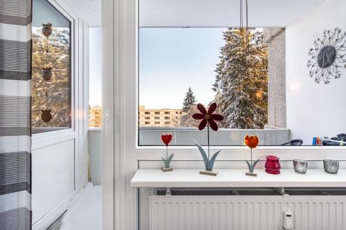 a kitchen with a window with flowers on a counter at Räuberhöhle in Goslar
