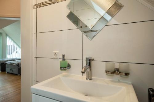 a bathroom with a sink and a mirror at Ferienwohnung Alpenblick in Friedrichshafen