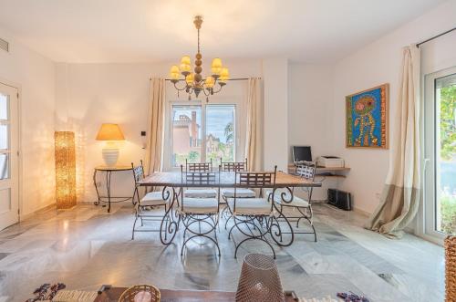 a dining room with a table and chairs at Pareado Relax in Marbella